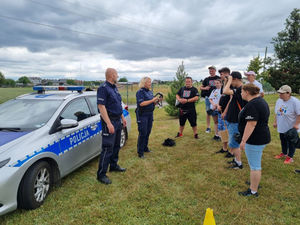 Na zdjęciu policjanci w trakcie imprezy w Rusinowicach.