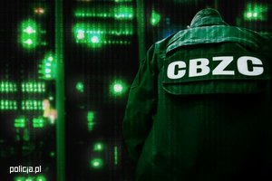 Na zdjęciu osoba stojąca tyłem , na plecach litery CBZC.