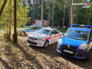 Na zdjęciu pojazdy służb policji , straży pożarnej i straży miejskiej na terenie obozu harcerskiego.