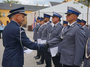 Na zdjęciu Zastępca Komendanta Wojewódzkiego Policji w Katowicach wręcza mianowanie policjantowi.
