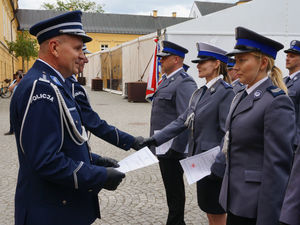 Na zdjęciu Zastępca Komendanta Wojewódzkiego Policji w Katowicach wręcza mianowanie policjantowi.