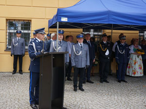 Na zdjęciu Komendant Powiatowy Policji w Lublińcu przemawia do zaproszonych gości.