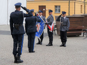Na zdjęciu Zastępca Komendant a Wojewódzkiego Policji w Katowicach i dowódca uroczystości oddają honor sztandarowi Komendy powiatowej Policji w Lublińcu.