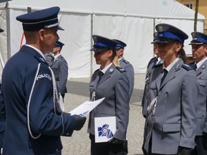 Na zdjęciu Komendant Powiatowy Policji w Lublińcu wręcza wyróżnienie policjantce.