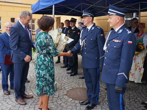 Na zdjęciu zaproszeni goście składają życzenia Komendantowi Powiatowemu Policji w Lublińcu.
