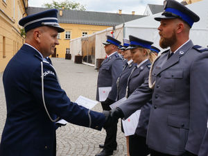 Na zdjęciu Zastępca Komendanta Wojewódzkiego Policji w Katowicach wręcza akt mianowania policjantowi lublinieckiej komendy Policji.