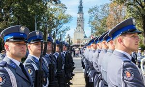 Na zdjęciu kompania reprezentacyjna Policji w trakcie uroczystości państwowych i kościelnych w Częstochowie, w tle widoczna wieża Jasnej Góry.