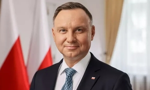 Na zdjęciu Prezydent RP Andrzej Duda na tle polskich flag.