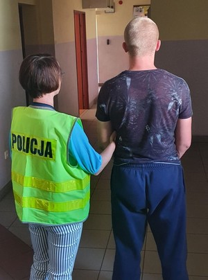 Zdjęcie przedstawia policjantkę z osobą zatrzymaną.