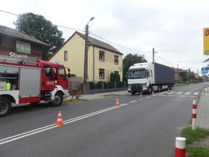 Na zdjęciu miejsce wypadku w Sadowie, na pierwszym planie samochód straży pożarnej, a za nim widoczna ciężarówka.