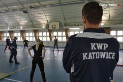 Na zdjęciu instruktor na sali gimnastycznej w trakcie testów do Policji.