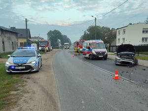 Na zdjęciu miejsce kolizji w Sadowie, widać rozbity samochód osobowy i pojazdy służb.