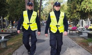 Na zdjęciu policjanci w trakcie patrolu cmentarza.