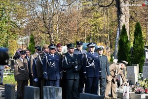 Na zdjęciu kierownictwo Komendy Wojewódzkiej Policji w Katowicach składa znicze i wiązanki kwiatów na cmentarzu.