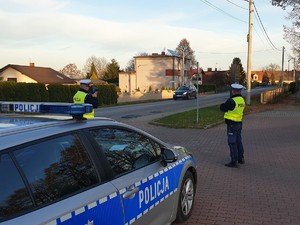 Na zdjęciu policjanci pełniący służbę w rejonie cmentarza.