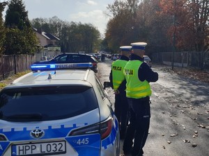 Na zdjęciu policjanci czuwający nad płynnością ruchu w rejonie cmentarza w Lublińcu.