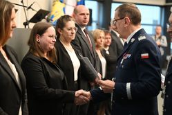 Na zdjęciu widoczny Komendant Wojewódzki gratulujący pracownikom cywilnym policji.