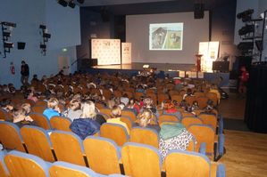 Na zdjęciu widoczna sala Domu Kultury w Lublińcu i siedzący tam ludzie.