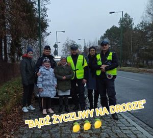 Na zdjęciu widoczni policjanci z dziećmi podczas działań &quot; Jabłuszko czy cytrynka&quot;.