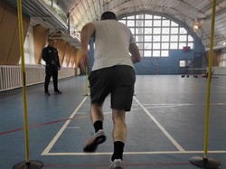 Na zdjęciu widoczny mężczyzna ćwiczący na hali sportowej.