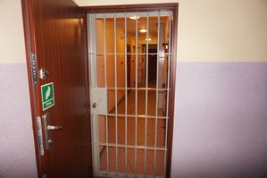Na zdjęciu widoczne pomieszczenie dla osób zatrzymanych.