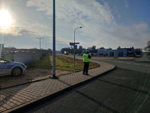 Na zdjęciu policjant mierzący prędkość.