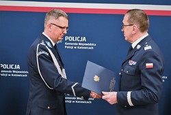 Na zdjęciu widoczny Komendant Wojewódzki Policji w Katowicach wręczający rozkaz