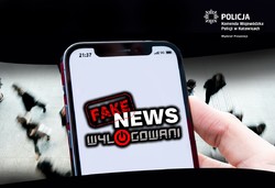 Na zdjęciu widoczny telefon komórkowy z napisem fake news