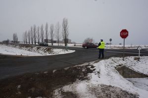 Na zdjęciu widoczny policjant stojący na skrzyżowaniu.