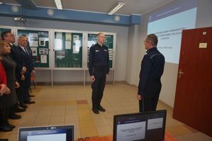 Na zdjęciu widoczny Naczelnik Wydziału Prewencji nadkomisarz Adam Drzymała składający meldunek insp. Arturowi Bednarkowi Zastępcy Komendanta Wojewódzkiego Policji w Katowicach.