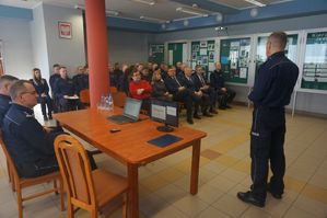 Na zdjęciu widoczny Komendant Komendy Powiatowej Policji w Lublińcu, przy stole siedzą zastępca Komendanta Wojewódzkiego oraz Komendant Powiatowy Policji w Lublińcu.