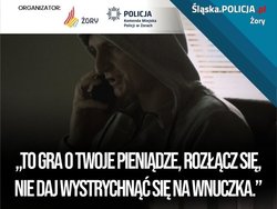 Na zdjęciu widoczny jest młody mężczyzna ubrany w bluzę, na głowie ma kaptur, w ręku trzyma telefon przez który rozmawia. na zdjęciu widoczny napis: &quot;To jest gra o Twoje pieniądze. Rozłącz się&quot;.