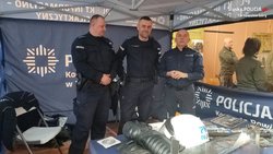 widoczni trzej umundurowani funkcjonariusze policji