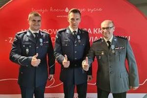 na zdjęciu jest trzech umundurowanych policjantów ,