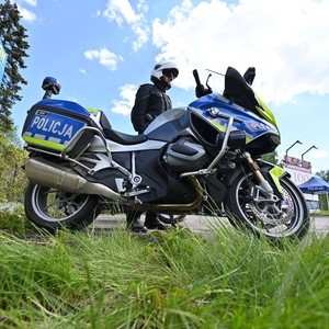 na zdjęciu widoczny jest motocykl oraz policjant umundurowany