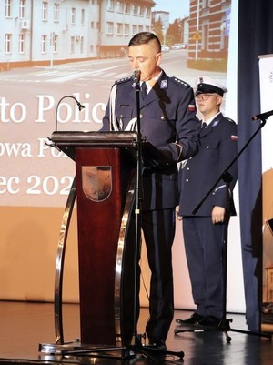 na zdjęciu widoczny jest Komendant Powiatowy Policji w Lublińcu mundurze galowym
