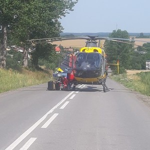 na zdjęciu widoczny jest helikopter który stoi  na środku drogi