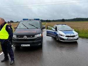 na zdjęciu widoczny jest oznakowany radiowóz oraz samochód służby kolei