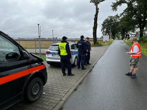 na zdjęciu widoczni są pracownicy Polskich Kolei Liniowych , Służby Ochrony Kolei oraz umundurowany policjant