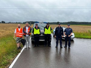 na zdjęciu widoczni są policjanci pracownicy kolei oraz Służby Ochrony Kolei, stojący na tle samochodu. Wspólne zdjęcie