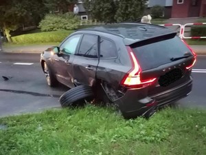 na zdjęciu widoczne jest auto marki volvo z uszkodzonym tylnym błotnikiem