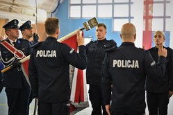 Zdjęcie. Widoczni umundurowani policjanci podczas ślubowania