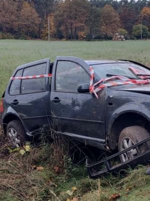 na zdjęciu widoczny jest osobowy volkswagen golf pognieciony brak szyb , pojazd po kolizji