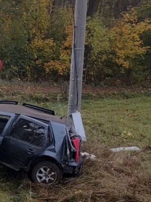 na zdjęciu widoczny jest osobowy volkswagen golf pognieciony brak szyb , pojazd po kolizji oraz słup elektryczny w który uderzył