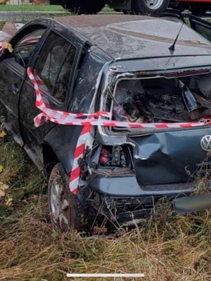 na zdjęciu widoczny jest tył samochodu osobowego volkswagen golf pognieciony brak szyb , pojazd po kolizji