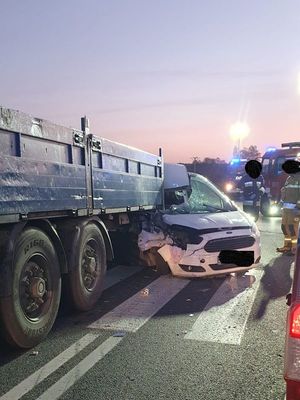 na zdjęciu widoczny jest tył naczepy oraz samochód koloru białego z uszkodzonym przodem wbity w tył naczepy