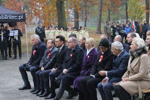 na zdjęciu widoczni są przedstawiciele lokalnych władz i samorządu