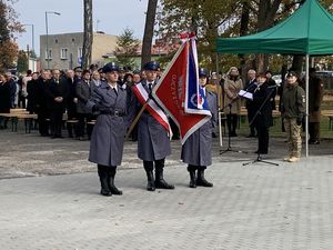 na zdjęciu widoczny jest poczet sztandarowy policji lublinieckiej trzech umundurowanych policjantów jeden trzyma sztandar