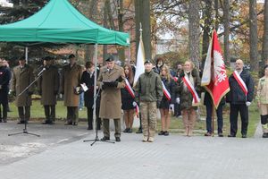 na zdjęciu  widoczny jest umundurowany żołnierz czytający apel poległych