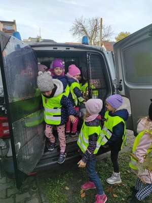 NA ZDJĘCIU WIDOCZNWE SA DZIECI W KAMIZELKACH ODBALASKOWYCH